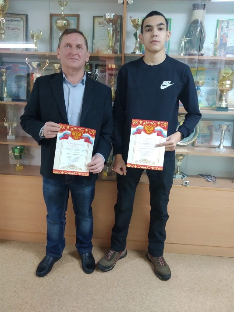 Княжпогостский политехнический колледж на чемпионате представляли учащийся Тимур Косумов и преподаватель Сергей Борисович Пономарев.