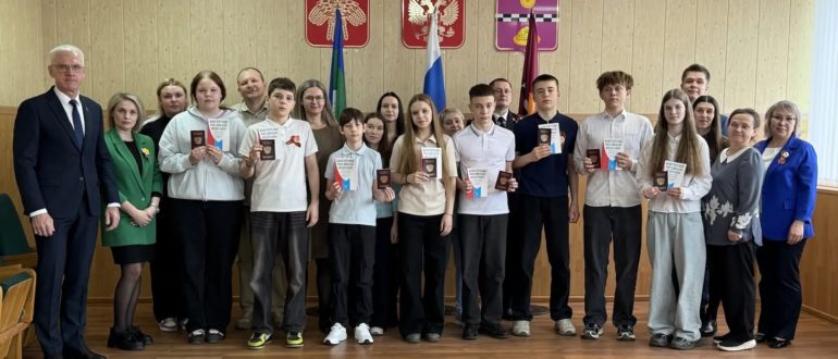 В Княжпогостском округе юным гражданам вручили первые паспорта